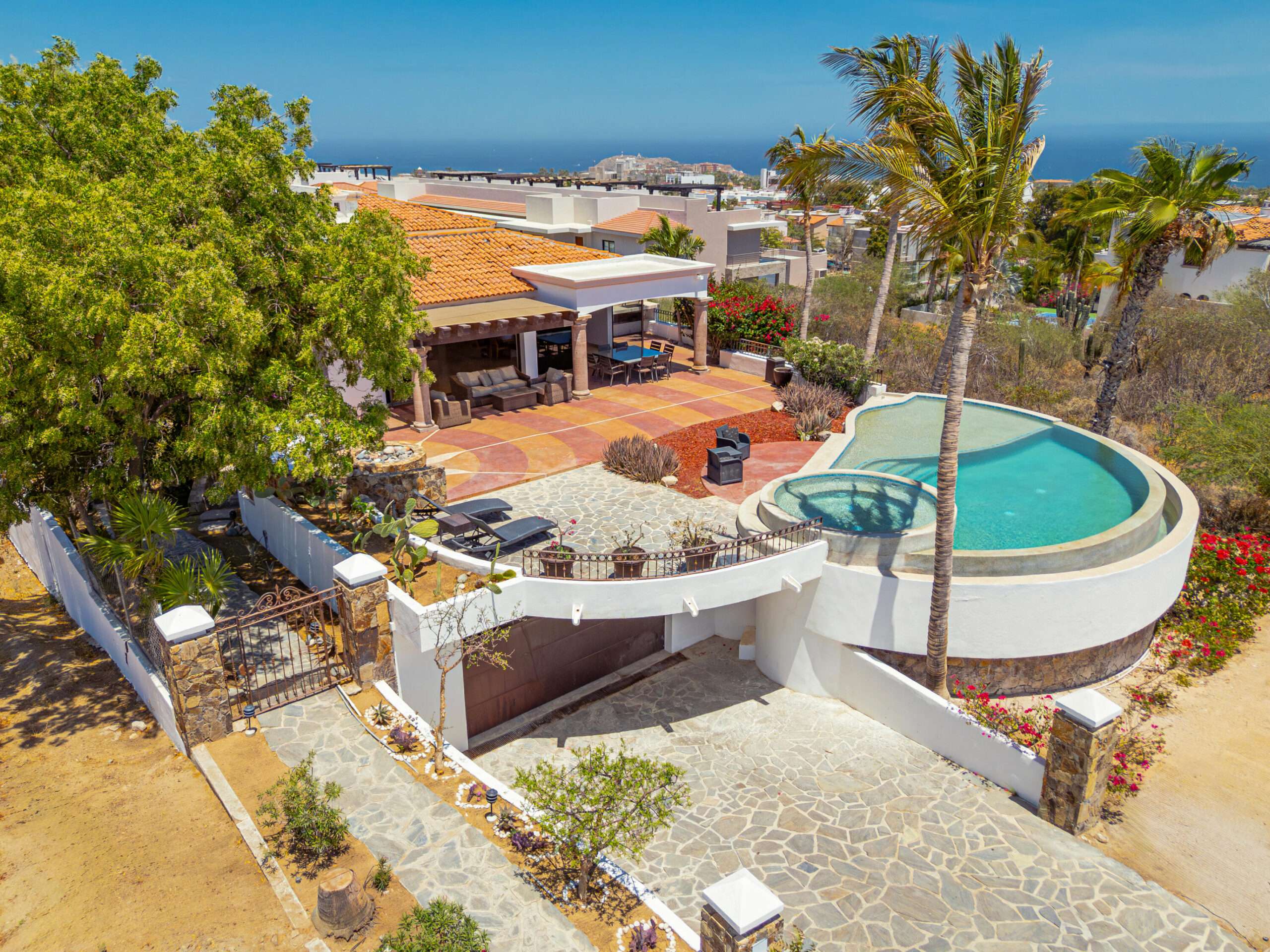 Los Cabos Cresta Del Mar Casa Arco de Cabo, a recently remodeled Californian style home that feels open, clear, and calm.Natural light fills the interiors and highlights a layout made for easy living.The open kitchen, living area, and patio create a setting that invites connection and quiet moments.From the pool and jacuzzi, you enjoy a peaceful Cabo's Arch for sale