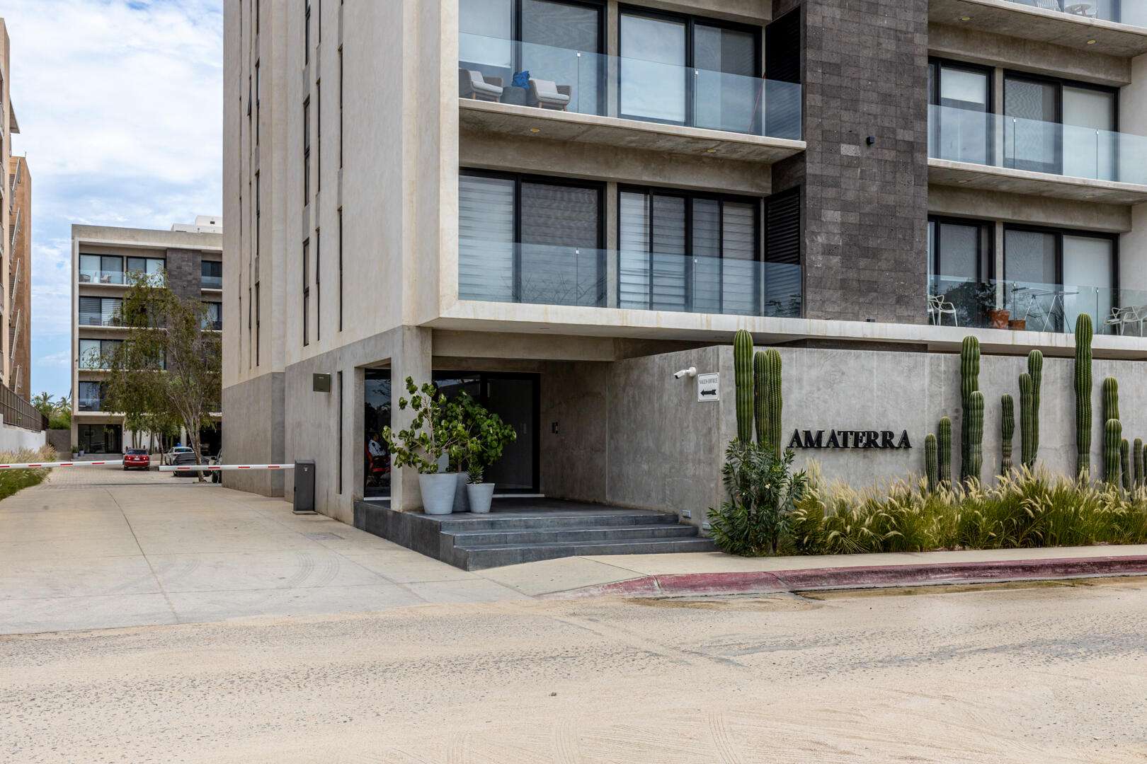 Los Cabos Cabo Del Mar Ecopark Fantastic investment opportunity in Cabo del Mar! Beautifully furnished condo featuring two spacious bedrooms and a generous TV/living room area, perfect for relaxing getaways or vacation rentals. Enjoy stunning for sale