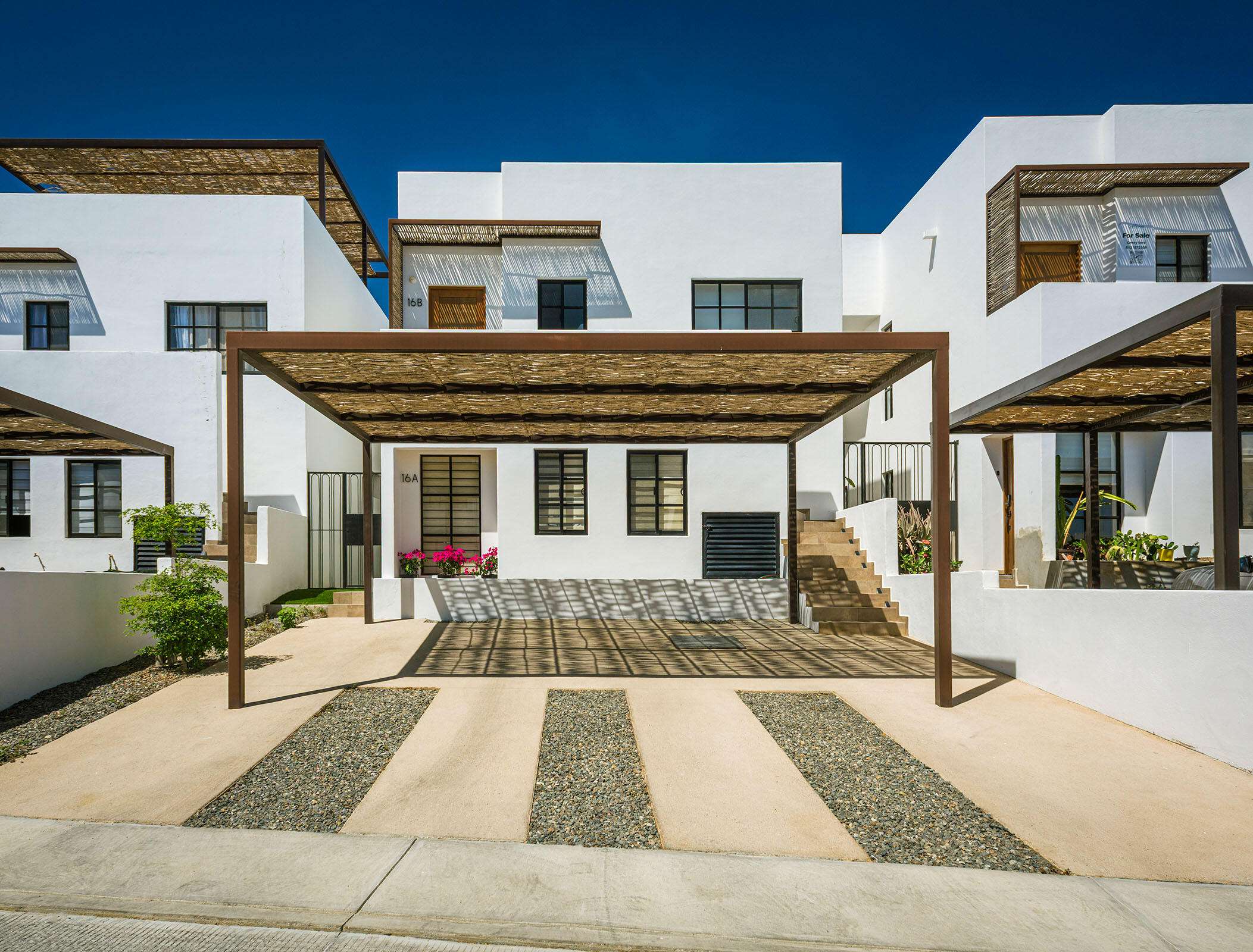 Los Cabos Rivieri Embrace the best of Cabo in this modern 2-bedroom duplex located in the premier neighborhood of El Tezal. This property stands out with its exceptional common areas, giving you access to two beautiful pools, a gym, a pickleball court, a common room, and collaborative workspaces. It is a highly pet-friendly environment with a dedicated pet area, all protected by 24/7 gated security.Located in Cabo's fastest-growing residential hub, you're just minutes from top schools, shopping, and effortless highway access to both downtown and the corridor. for sale