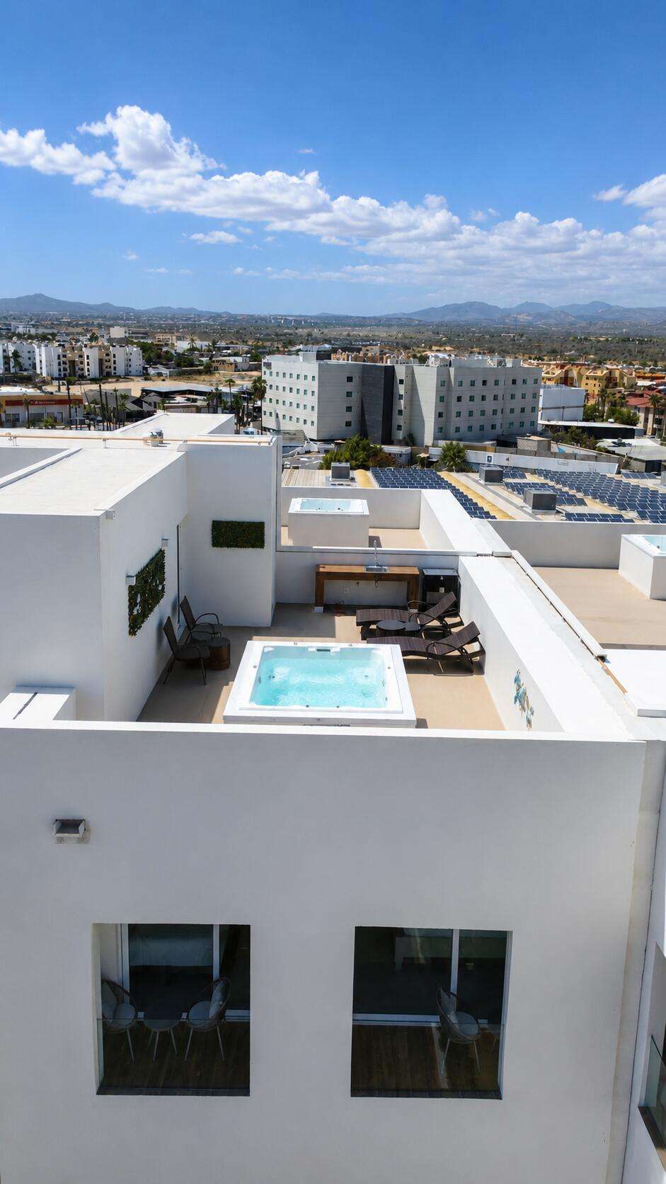 Los Cabos Marea Los Cabos Departamento de 2 recámaras y 3 baños completos en Marea Los Cabos. Se entrega totalmente amueblado y equipado, listo para habitar o generar ingresos por renta. Cuenta con roof privado con jacuzzi, acabados contemporáneos y una ubicación privilegiada a pocos minutos de Playa El Médano, la Marina de Cabo San Lucas, restaurantes, comercios y servicios.Fully furnished and equipped 2-bedroom, 3-bathroom condo at Marea Los Cabos. Features a private rooftop with jacuzzi, contemporary finishes, and an excellent location just minutes from Medano Beach, the Cabo San Lucas Marina, restaurants, shopping, and essential services for sale